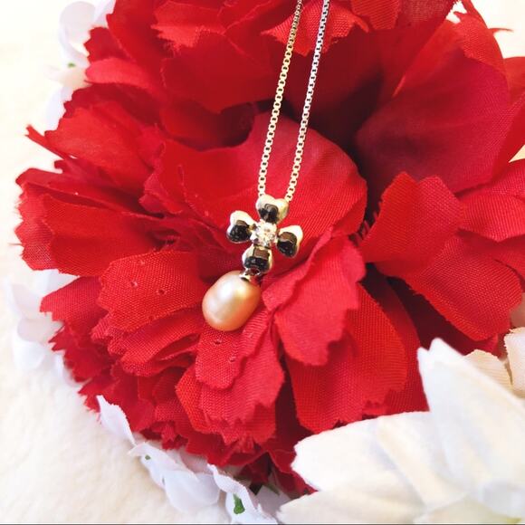 Shopeunoia Boutique Jewelry - Sterling Silver Petal Flowers with Pearl Necklace